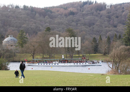 Lake Windermere Cumbria 25. März 2016. Großbritannien Wetter sonnige Nachmittag-die Passagierdampfer der Seeschwalbe (erbaut 1891) Weitergabe der Round House Belle Isle - die einzige bewohnte Insel auf dem See-Kredit: Gordon Shoosmith/Alamy Live News Stockfoto