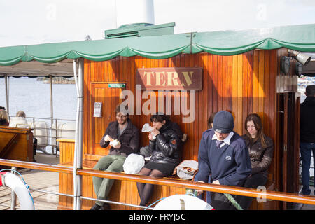 Lake Windermere Cumbria 25. März 2016. Großbritannien Wetter sonnigen Nachmittag der Passagierdampfer der Seeschwalbe (erbaut 1891) bei Bowness Bay Pier Head Credit: Gordon Shoosmith/Alamy Live News Stockfoto