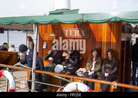 Lake Windermere Cumbria 25. März 2016. Großbritannien Wetter sonnigen Nachmittag der Passagierdampfer der Seeschwalbe (erbaut 1891) bei Bowness Bay Pier Head Credit: Gordon Shoosmith/Alamy Live News Stockfoto