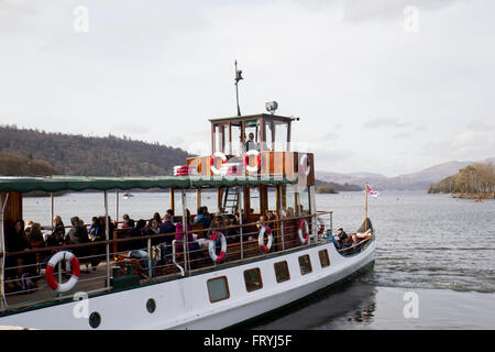 Lake Windermere Cumbria 25. März 2016. Großbritannien Wetter sonnigen Nachmittag der Passagierdampfer der Seeschwalbe (erbaut 1891) bei Bowness Bay Pier Head Credit: Gordon Shoosmith/Alamy Live News Stockfoto