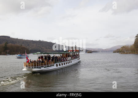 Lake Windermere Cumbria 25. März 2016. Großbritannien Wetter sonnigen Nachmittag der Passagierdampfer der Seeschwalbe (erbaut 1891) bei Bowness Bay Pier Head Credit: Gordon Shoosmith/Alamy Live News Stockfoto