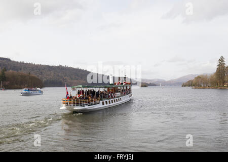 Lake Windermere Cumbria 25. März 2016. Großbritannien Wetter sonnigen Nachmittag der Passagierdampfer der Seeschwalbe (erbaut 1891) an ein Bay Pier Head Credit: Gordon Shoosmith/Alamy Live News Stockfoto