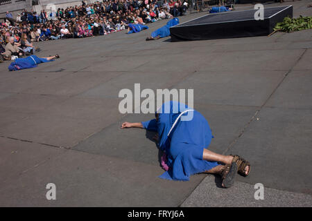 London, UK. 25. März 2016. Die Passion Jesu erfolgt durch Mitglieder der Wintershall Vertrauen auf dem Londoner Trafalgar Square. Jährlich am Karfreitag feiert es die Kreuzigung und Auferstehung Jesu Christi. Die Besetzung die christlichen biblische Geschichte für ein Publikum von Tausenden Re-inszeniert und die Hauptfigur wird von professioneller Schauspieler James Burke-Dunsmore gespielt. Bildnachweis: RichardBaker/Alamy Live-Nachrichten Stockfoto