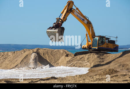 Bournemouth, Dorset, UK 25. März 2016. Strand Nachschub funktioniert weiterhin zwischen Bournemouth and Boscombe um die Strände in Tip Top Zustand bereit für den Sommer Credit: Carolyn Jenkins/Alamy Live News Stockfoto