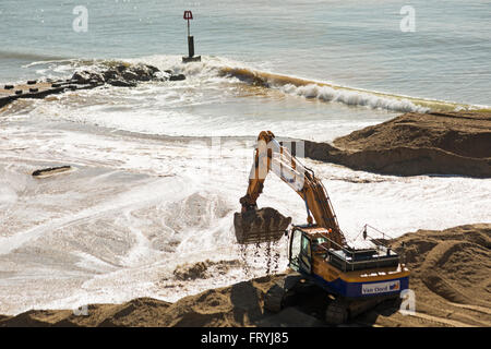 Bournemouth, Dorset, UK 25. März 2016. Strand Nachschub funktioniert weiterhin zwischen Bournemouth and Boscombe um die Strände in Tip Top Zustand bereit für den Sommer Credit: Carolyn Jenkins/Alamy Live News Stockfoto