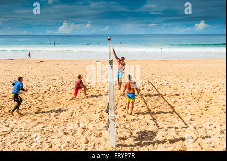 Junge Männer Beachvolleyball am Strand in Manly Sydney Australien Stockfoto