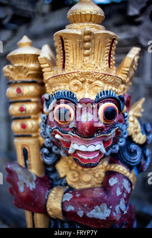 Balinesische Hindu Statuen in auf der Straße Ubud Palast, Bali Stockfoto