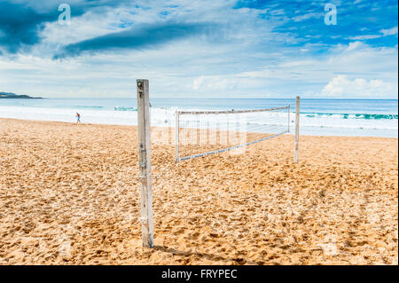 Ein beach volley Ball Court liegt bei Manley Beach Sydney Australien leer. Stockfoto