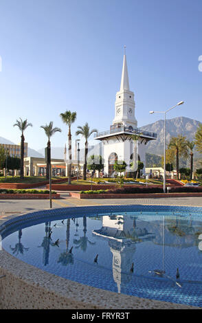 Uhrturm im Zentrum von Kemer-Stadt, Provinz Antalya, Türkei Stockfoto