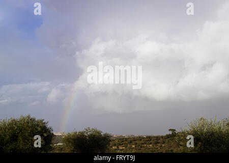 Stürmischen Himmel mit Regenbogen über dem Mittelmeer Land. Stockfoto