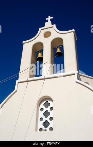 Seile befestigt, die Glocken von einem Glockenturm vor dem blauen Himmel von einer Kirche in Santorini Griechenland Stockfoto