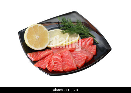 Scheiben Gesalzener Lachs mit Zitrone auf schwarzen Druckplatte. Isoliert mit Beschneidungspfad Stockfoto