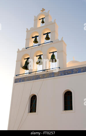 Seile befestigt, die Glocken von einem Glockenturm vor dem hellblauen Himmel einer Kirche in Santorini Griechenland Stockfoto