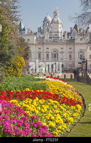 London, St. James Park A Frühling Blütenpracht, mit Horse Guards Parade im Hintergrund Stockfoto