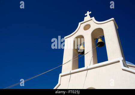 Seile befestigt, die Glocken von einem Glockenturm vor dem blauen Himmel von einer Kirche in Santorini Griechenland Stockfoto