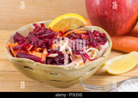 Frischer Salat von Rüben und Karotten in eine Schüssel geben. Gesunder Salat Stockfoto