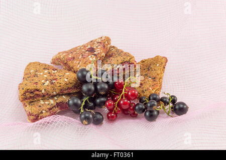 Reihe von integralen Frucht Kekse mit frischen Früchten Stockfoto