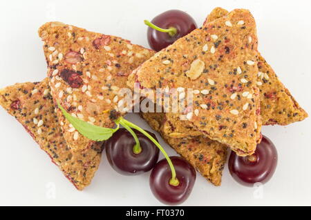 Reihe von integralen Frucht Kekse mit frischen Kirschen Stockfoto
