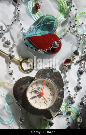 zwei Herzen Uhr und Parfüm Symbol der Liebe Glanz nettes Geschenk für Geliebte Stockfoto