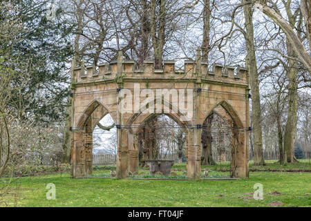 Die Gothick Voliere im Garten am Renishaw Hall, ein 17. Jahrhundert Landhaus Eckington in Derbyshire, England, UK. Stockfoto