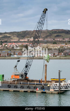 Lastkahn mit Ramme Bau von Pontons an der Küste. Stockfoto