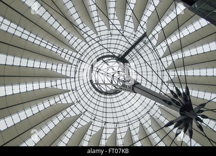 Das Sony Center ist ein JAHN Sony gesponsert Gebäudekomplex befindet sich am Potsdamer Platz in Berlin, Deutschland. Es eröffnet Stockfoto