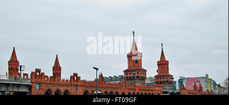 Die Oberbaumbrücke ist ein Doppeldecker-Brücke Berlins Fluss Spree, als eines der Wahrzeichen der Stadt. Stockfoto