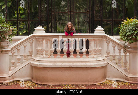 Mädchen vor dem Grünen Haus des Botanischen Gartens, Buenos Aires Stockfoto