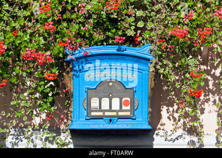 Alte deutsche Postfach bei der Blume Wand Stockfoto