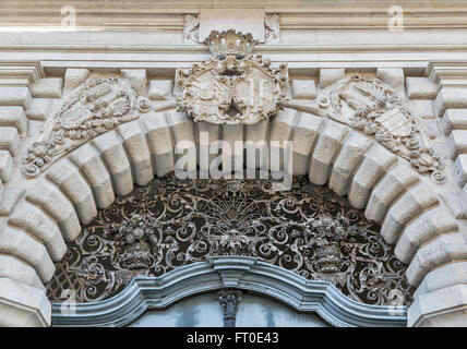 Alte Wappen über alte Tür am Mauerbau in Graz, Österreich Stockfoto