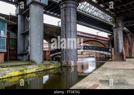 Rungen, die Eisenbahnbrücke über den Rochdale Kanal mit einer Brücke zu unterstützen, die Straßenbahn über die Brücke. Stockfoto