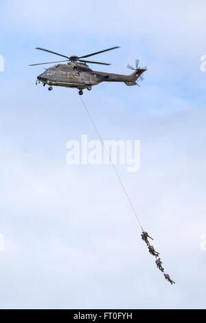 Aerospatiale AS332 (AS532, TH98) Super Puma militärische Hubschrauber T-340 der Schweizer Luftwaffe mit Special Forces Soldaten Stockfoto