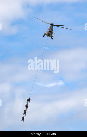 Aerospatiale AS332 (AS532, TH98) Super Puma militärische Hubschrauber T-340 der Schweizer Luftwaffe mit Special Forces Soldaten Stockfoto