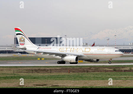 A6-EYO Etihad Airways Airbus A330-243 bei Milan Malpensa Stockfoto