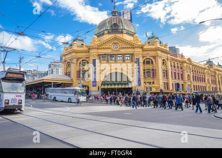 Flinders Street Station ist ein Wahrzeichen in Melbourne. Stockfoto