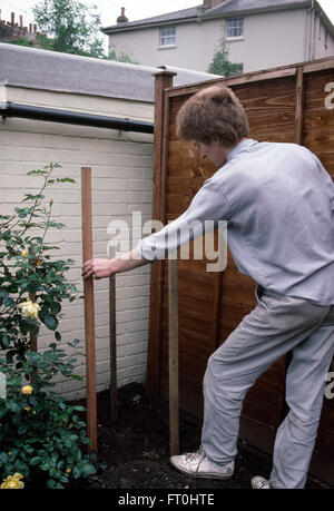 Gärtner setzen in Holzpflöcke zu einem Komposthaufen für nur zur redaktionellen Nutzung Stockfoto