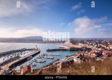 Luftaufnahme über Scarborough, North Yorkshire, von der Landzunge. Stockfoto