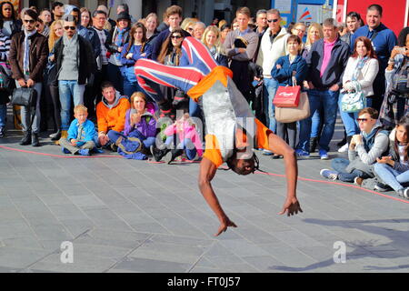 A Street Performer fängt das Publikum am Leicester Square, London, UK Stockfoto