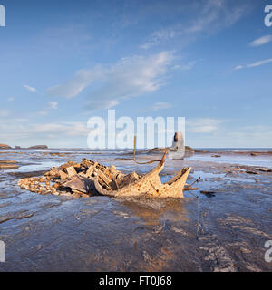 Wrack des Trawlers "Admiral van Tromp" und schwarz Nab, Saltwivk Bay, North Yorkshire Stockfoto