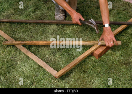 Nahaufnahme der Hände machen einen Holzrahmen Stockfoto