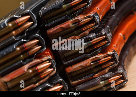 Munition für Maschinengewehre mit geladenen Magazinen Stockfoto