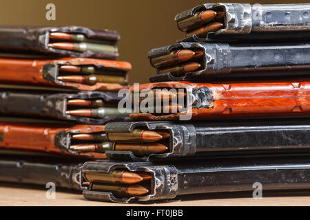 Munition für Maschinengewehre mit geladenen Magazinen Stockfoto