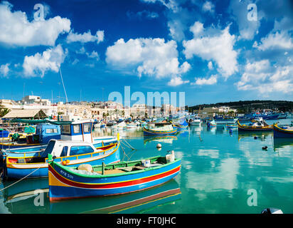 Marsaxlokk Hafen und traditionelle mediterrane Angelboote/Fischerboote in Insel malta Stockfoto