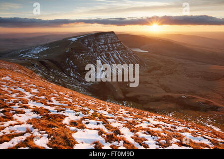 Sonnenuntergang über der Black Mountain. Brecon Beacons National Park. Carmarthenshire. Wales. VEREINIGTES KÖNIGREICH. Stockfoto