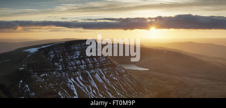 Sonnenuntergang über der Black Mountain. Brecon Beacons National Park. Carmarthenshire. Wales. VEREINIGTES KÖNIGREICH. Stockfoto