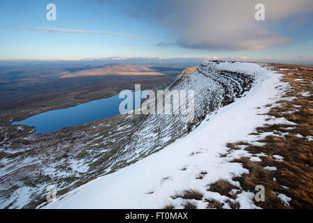 Blick über Llyn y Fan Fawr von Fan Brycheiniog. Black Mountain. Brecon Beacons National Park. Wales. VEREINIGTES KÖNIGREICH. Stockfoto