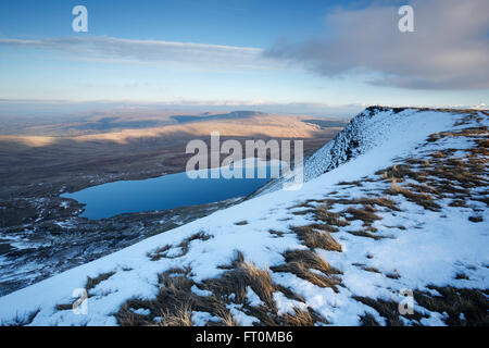 Blick über Llyn y Fan Fawr von Fan Brycheiniog. Black Mountain. Brecon Beacons National Park. Wales. VEREINIGTES KÖNIGREICH. Stockfoto