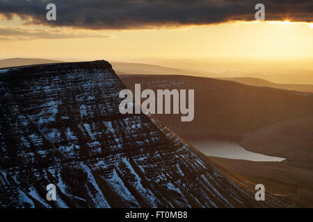 Sonnenuntergang über der Black Mountain. Brecon Beacons National Park. Carmarthenshire. Wales. VEREINIGTES KÖNIGREICH. Stockfoto