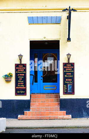 Kristianstad, Schweden - 20. März 2016: Den Hintereingang in den Pub The Bishops Arms. Zeichen und ein Blumentopf schmücken die Fassade nex Stockfoto