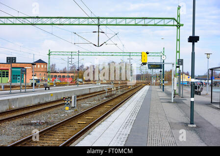 Kristianstad, Schweden - 20. März 2016: Leer und öde Bahnsteig am Bahnhof an einem Sonntagmorgen. Stockfoto